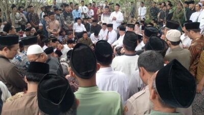 Wakil Wali Kota Semarang, Iswar Aminuddin saat menghadiri pemakaman dan menyampaikan kesaksian bahwa KH Ahmad Hadlor Ihsan orang yang baik dan ahli surga. Foto: Rifqi/Lingkar.co