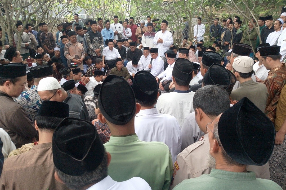 Wakil Wali Kota Semarang, Iswar Aminuddin saat menghadiri pemakaman dan menyampaikan kesaksian bahwa KH Ahmad Hadlor Ihsan orang yang baik dan ahli surga. Foto: Rifqi/Lingkar.co