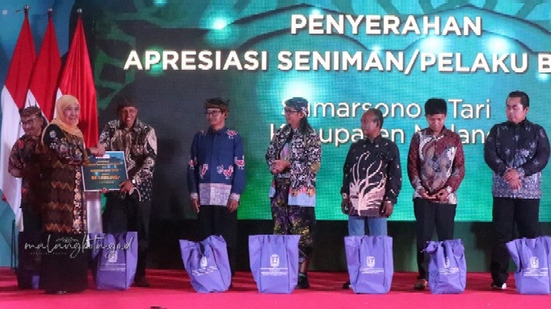Gubernur Jawa Timur, Khofifah Indar Parawansa saat memberikan apresiasi kepada pelaku budaya kota Malang di Taman Krida Budaya Jawa Timur (TKBJ) Kota Malang, Minggu (22/2/2025).