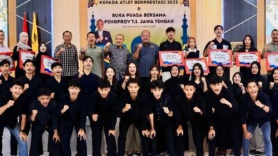Gubernur Jateng Ahmad Luthfi berfoto bersama seusai pemberian tali asih bagi atlet taekwondo berprestasi di Gedung PGRI, Kompleks GOR Wujil Ungaran, Kabupaten Semarang, Sabtu (21/2/2026). Foto: dokumentasi