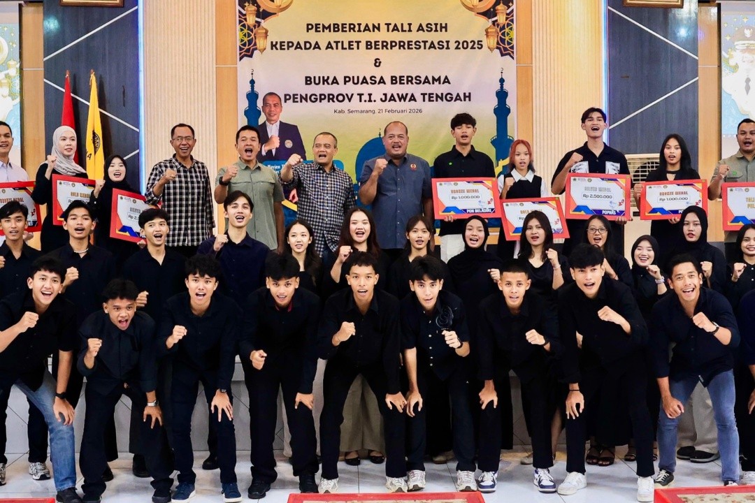 Gubernur Jateng Ahmad Luthfi berfoto bersama seusai pemberian tali asih bagi atlet taekwondo berprestasi di Gedung PGRI, Kompleks GOR Wujil Ungaran, Kabupaten Semarang, Sabtu (21/2/2026). Foto: dokumentasi