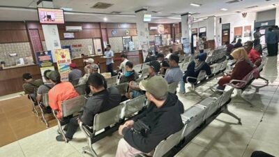 Antrean warga mengurus pajak kendaraan bermotor