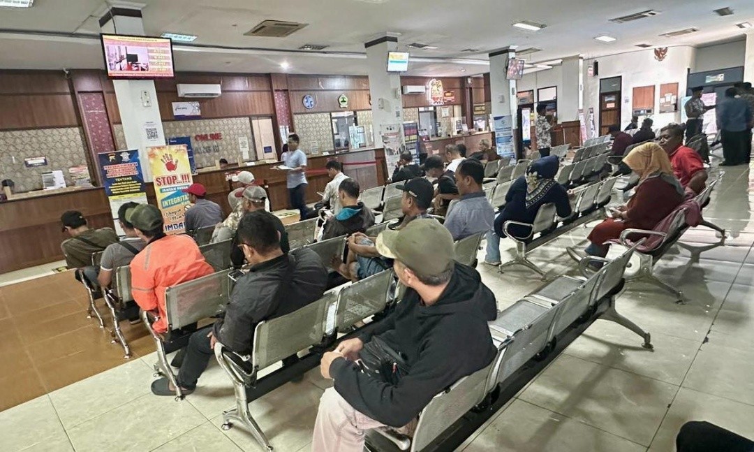 Antrean warga mengurus pajak kendaraan bermotor