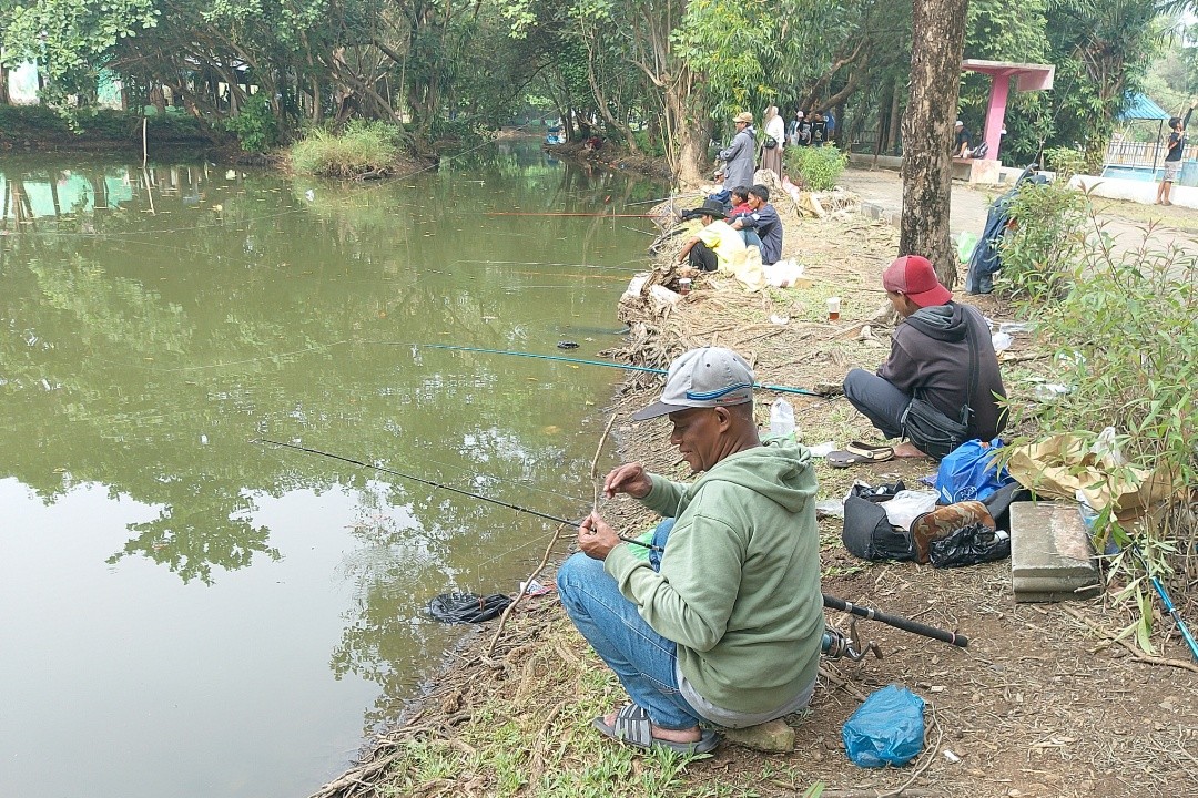 Mancing di danau buatan Semarang Zoo. Foto: Rifqi/Lingkar.co