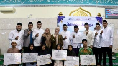 Bupati Serang Ratu Rachmatuzakiyah (Ratu Zakiyah) berfoto bersama seusai penyerahan simbolis bantuan Baznas dalam Kegiatan Ramadhan Bahagia 1447 Hijriyah tingkat Kabupaten Serang di Masjid Jami At Taqwa Kampung Pengoreng. Foto: dokumentasi