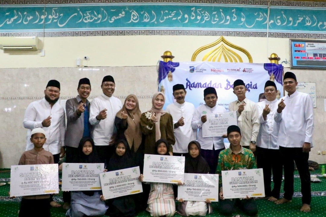 Bupati Serang Ratu Rachmatuzakiyah (Ratu Zakiyah) berfoto bersama seusai penyerahan simbolis bantuan Baznas dalam Kegiatan Ramadhan Bahagia 1447 Hijriyah tingkat Kabupaten Serang di Masjid Jami At Taqwa Kampung Pengoreng. Foto: dokumentasi