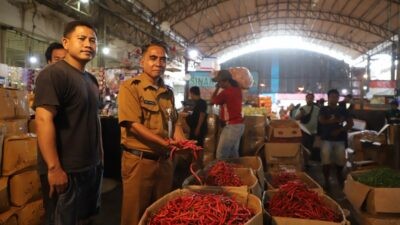 Petugas UPTD Pasar Induk Cibitung dan Sukatani Bekasi saat melakukan sidak harga bahan pokok penting. Foto: dokumentasi