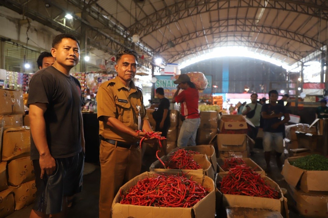 Petugas UPTD Pasar Induk Cibitung dan Sukatani Bekasi saat melakukan sidak harga bahan pokok penting. Foto: dokumentasi