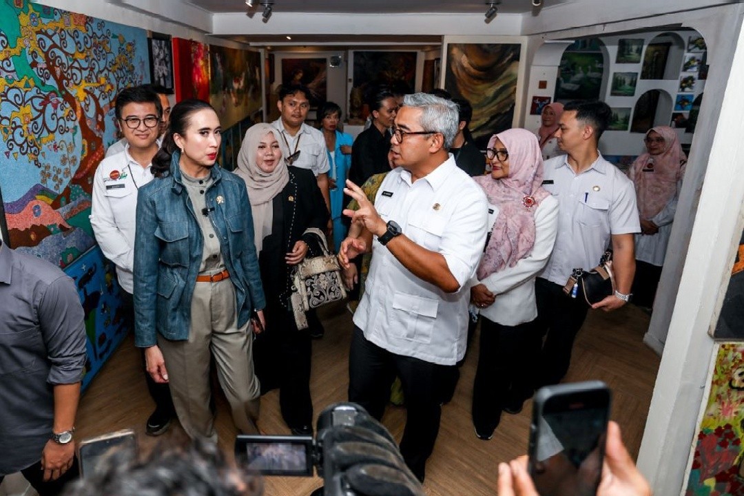 Wali Kota Bandung, Muhammad Farhan dalam sebuah kesempatan bersama para pelaku bisnis wisata. Foto: dokumentasi