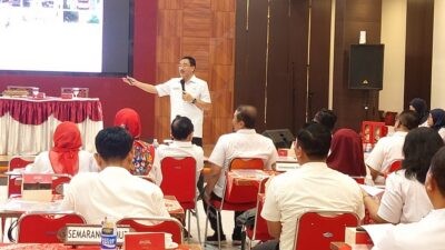 Ketua PMI Kota Semarang, Dr. dr. Awal Prasetyo, M.Kes., Sp.THT-KL., MM(ARS) saat memaparkan program kerja dalam Musyawarah Kerja Kota (Muskerkot) di aula Unit Donor Darah (UDD) PMI Kota Semarang, Rabu (4/2/2026) pagi. Foto: Rifqi/Lingkar.co