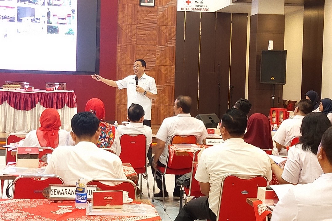 Ketua PMI Kota Semarang, Dr. dr. Awal Prasetyo, M.Kes., Sp.THT-KL., MM(ARS) saat memaparkan program kerja dalam Musyawarah Kerja Kota (Muskerkot) di aula Unit Donor Darah (UDD) PMI Kota Semarang, Rabu (4/2/2026) pagi. Foto: Rifqi/Lingkar.co