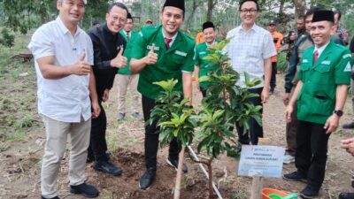 Ketua PW GP Ansor Jateng Shidqon Prabowo bersama perwakilan BUMN dan Bupati Boyolali saat seremonial tanam Alpukat. Foto: dokumentasi