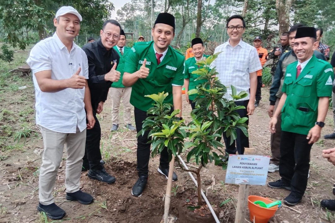 Ketua PW GP Ansor Jateng Shidqon Prabowo bersama perwakilan BUMN dan Bupati Boyolali saat seremonial tanam Alpukat. Foto: dokumentasi