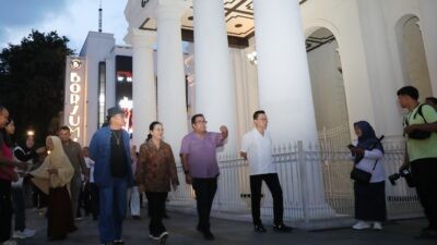 Walikota Semarang, Agustina Wilujeng saat mendampingi Wakil Gubernur DKI Jakarta, Rano Karno meninjau Kota Lama Semarang. (dok Pemkot Semarang)