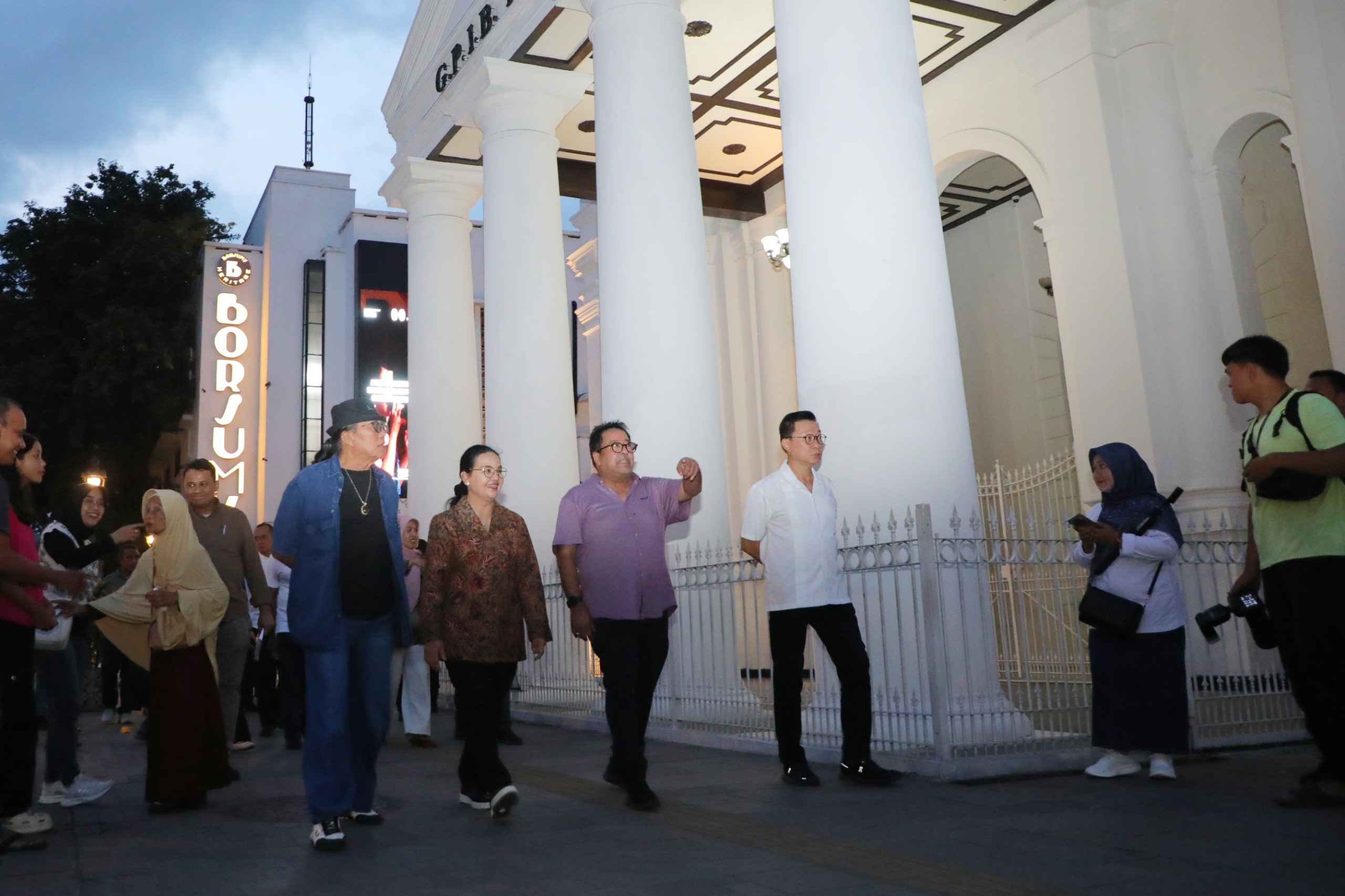 Walikota Semarang, Agustina Wilujeng saat mendampingi Wakil Gubernur DKI Jakarta, Rano Karno meninjau Kota Lama Semarang. (dok Pemkot Semarang)