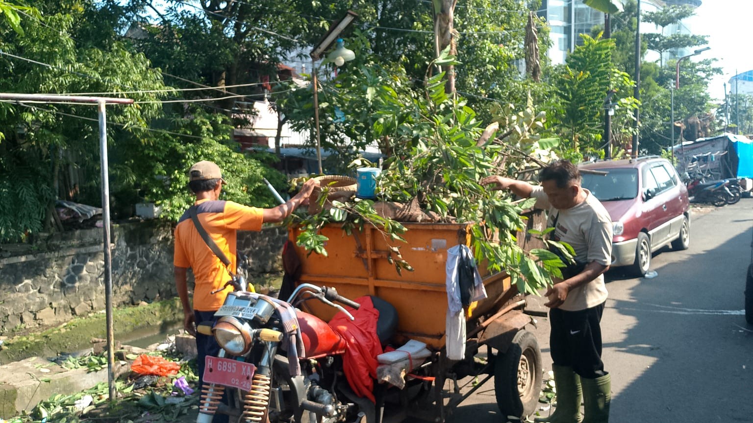 OPD Pemkot Semarang lakukan pembersihan sampah dalam mewujudkan Semarang Bersih. (dok Pemkot Semarang)