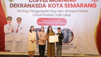 Walikota Semarang, Agustina Wilujeng Pramestuti saat menghadiri Coffee Morning Dekranasda Kota Semarang bertajuk "Strategi Penguasaan Etsy dan Amazon Store untuk Produk Craft Lokal" yang digelar di Hotel Santika Premiere. (dok Pemkot Semarang)