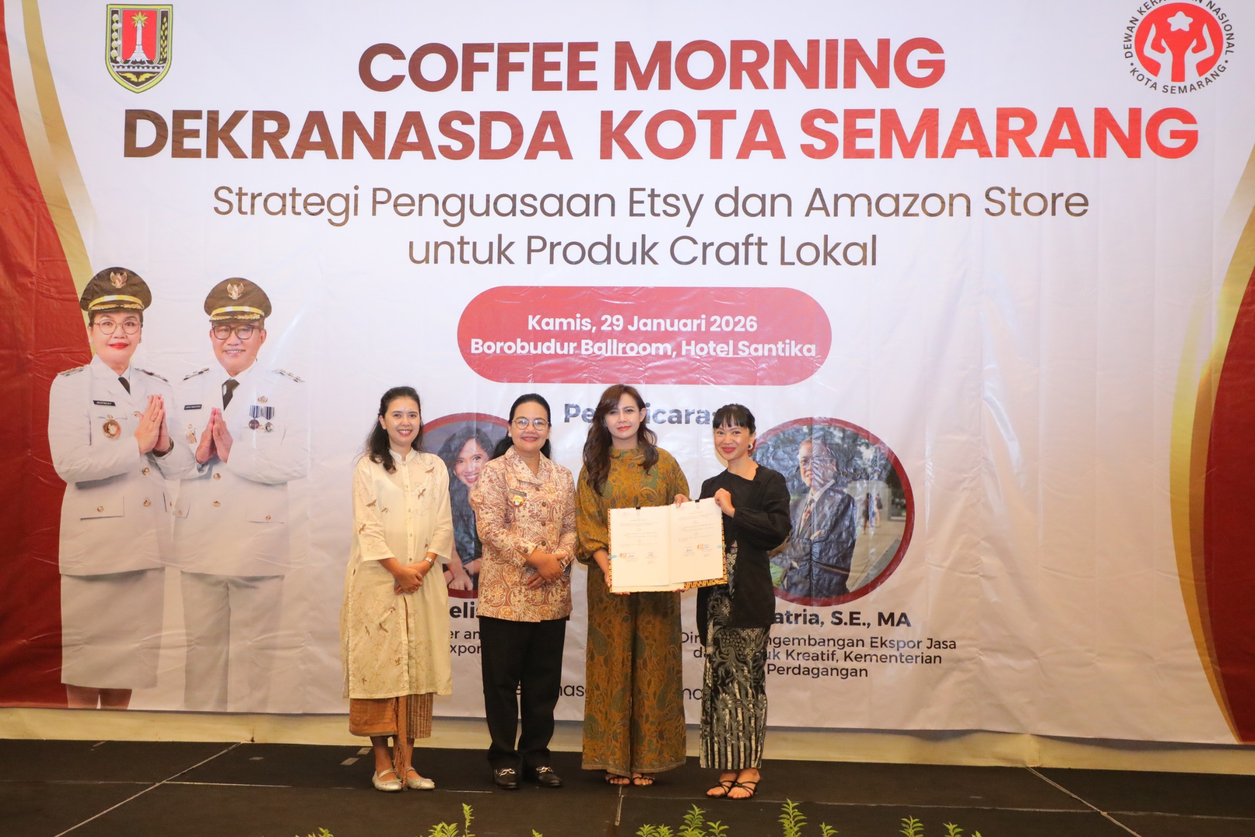 Walikota Semarang, Agustina Wilujeng Pramestuti saat menghadiri Coffee Morning Dekranasda Kota Semarang bertajuk "Strategi Penguasaan Etsy dan Amazon Store untuk Produk Craft Lokal" yang digelar di Hotel Santika Premiere. (dok Pemkot Semarang)