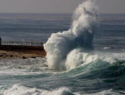 Gelombang Tinggi Ancam Sejumlah Perairan, BMKG Minta Waspada