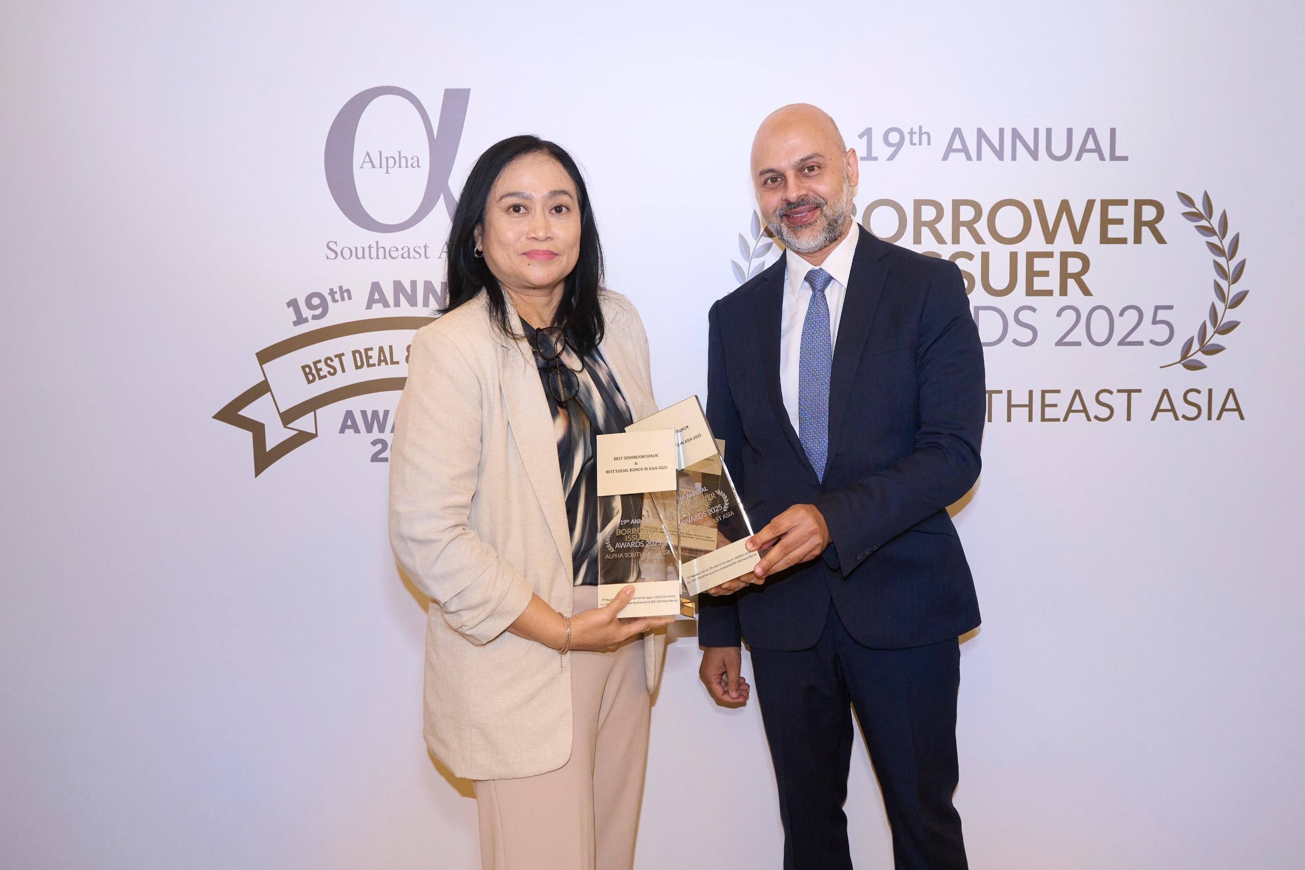 PT Pegadaian raih dua penghargaan dalam ajang 19th Annual Borrower Issuer Awards 2025 yang digelar Alpha Southeast Asia di The Fullerton Hotel. (dok Pegadaian)