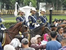 Prosesi Serah Terima Pengawal Istana Kini Bisa Disaksikan Warga Setiap Akhir Pekan