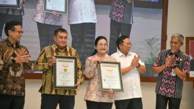 Pemkot Semarang raih penghargaan Rekor Muri atas pencapaian pemeriksaan kesehatan terintegrasi melalui platform Satu Sehat pada pekerja di perusahaan terbanyak. (dok Pemkot Semarang)