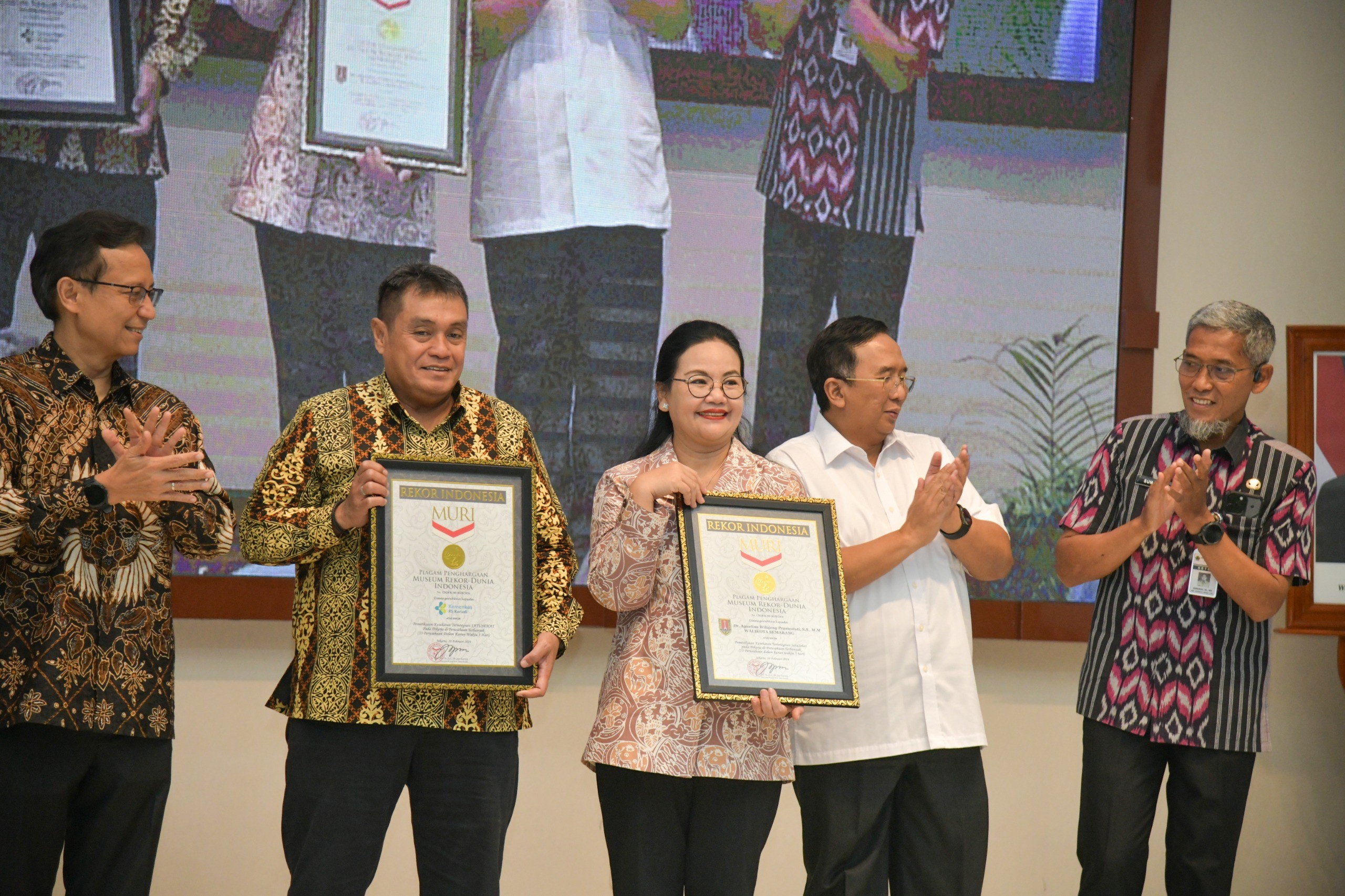 Pemkot Semarang raih penghargaan Rekor Muri atas pencapaian pemeriksaan kesehatan terintegrasi melalui platform Satu Sehat pada pekerja di perusahaan terbanyak. (dok Pemkot Semarang)
