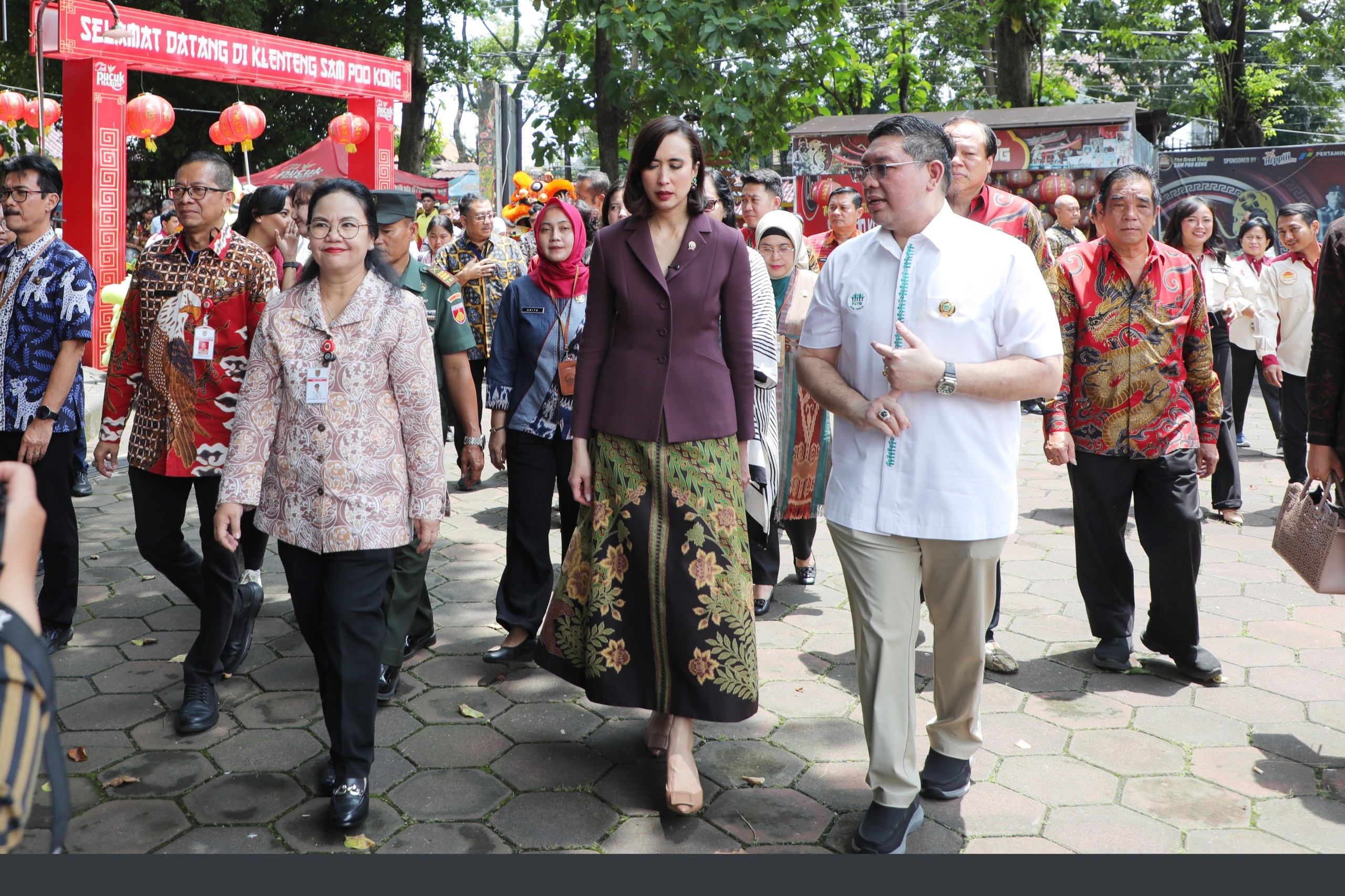 Wali Kota Semarang, Agustina Wilujeng saat  mendampingi Menteri Pariwisata Republik Indonesia, Widiyanti Putri Wardhana dalam kunjungan ke Kawasan Wisata Sam Poo Kong, Kota Semarang, Selasa (10/2/2026). (dok Pemkot Semarang)