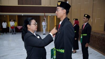 Wali Kota Semarang, Agustina Wilujeng Pramestuti saat menyematkan pin DPPI Kota Semarang. (dok Pemkot Semarang)