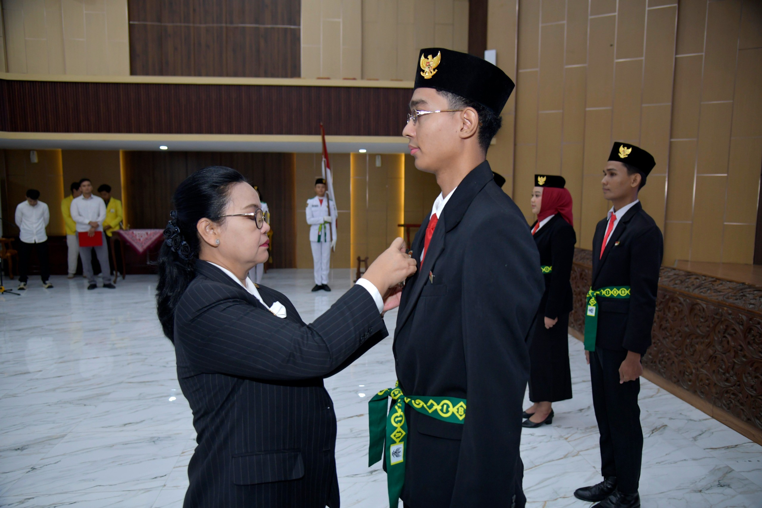 Wali Kota Semarang, Agustina Wilujeng Pramestuti saat menyematkan pin DPPI Kota Semarang. (dok Pemkot Semarang)