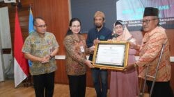 Wali Kota Semarang, Agustina Wilujeng Pramestuti berikan penghargaan kepada K.H. Sholeh Darat sebagai Tokoh Moderasi. (dok Pemkot Semarang)