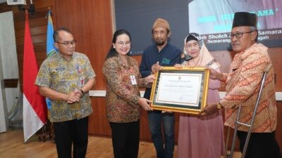 Wali Kota Semarang, Agustina Wilujeng Pramestuti berikan penghargaan kepada K.H. Sholeh Darat sebagai Tokoh Moderasi. (dok Pemkot Semarang)