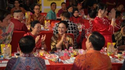 Wali Kota Semarang, Agustina Wilujeng Pramestuti saat menghadiri Gelar Tuk Panjang Pasar Imlek Semawis 2577 di Gang Gambiran. (dok Pemkot Semarang)