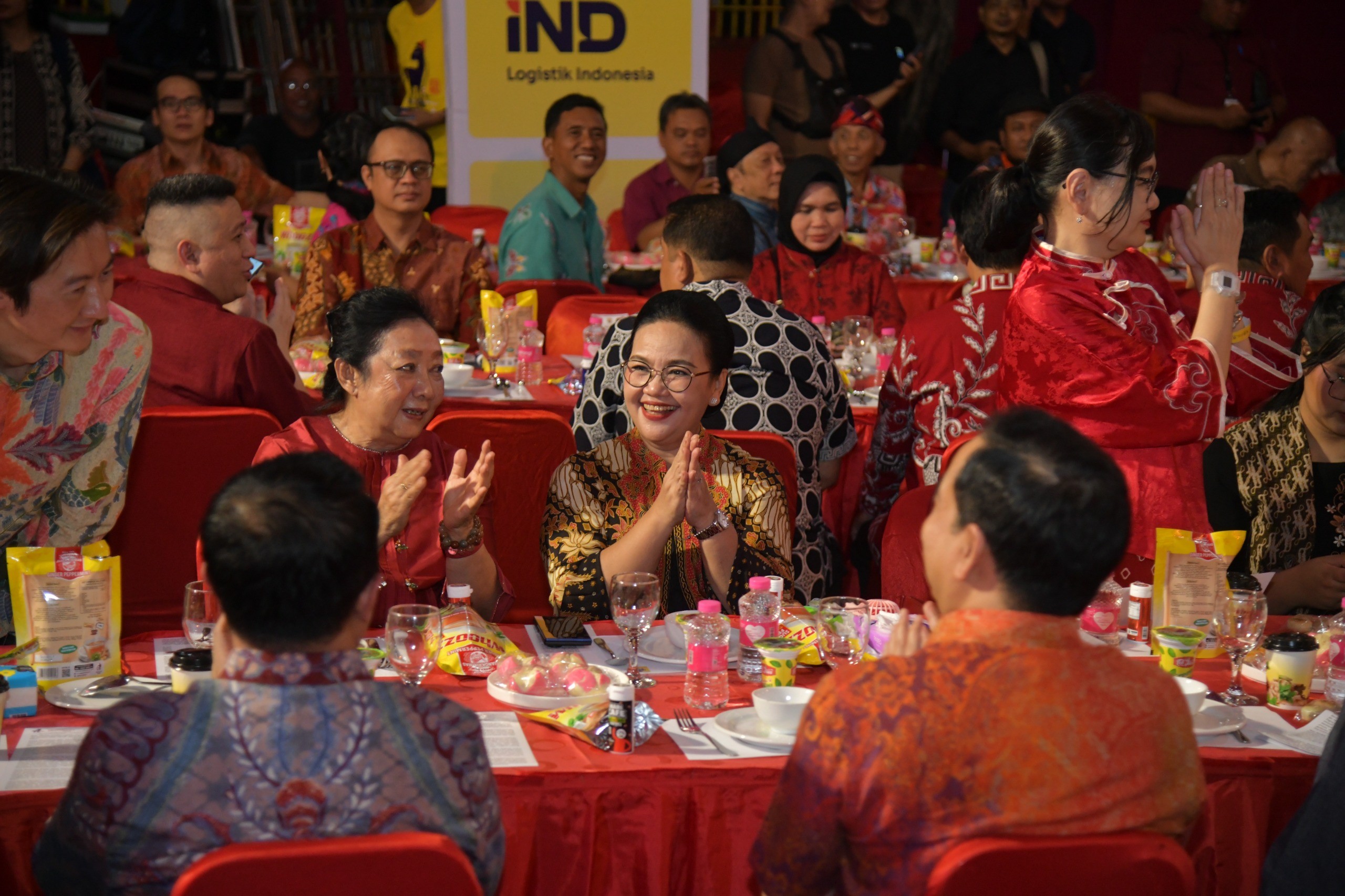 Wali Kota Semarang, Agustina Wilujeng Pramestuti saat menghadiri Gelar Tuk Panjang Pasar Imlek Semawis 2577 di Gang Gambiran. (dok Pemkot Semarang)