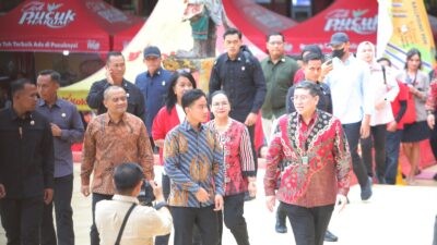 Wali Kota Semarang, Agustina Wilujeng mendampingi kunjungan kerja Wakil Presiden Republik Indonesia, Gibran Rakabuming Raka di kawasan wisata religi dan budaya Klenteng Sam Poo Kong. (dok Pemkot Semarang)