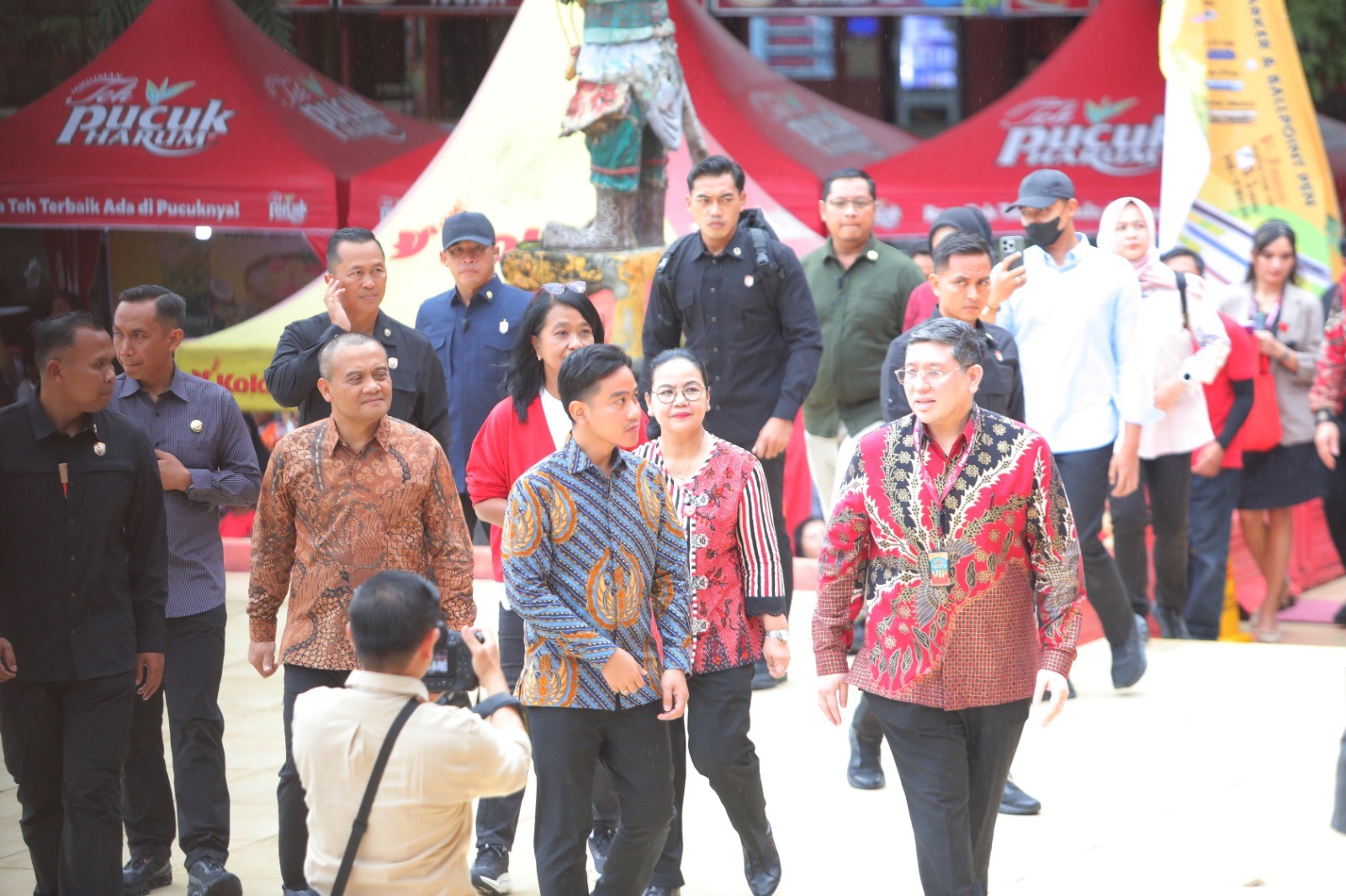 Wali Kota Semarang, Agustina Wilujeng mendampingi kunjungan kerja Wakil Presiden Republik Indonesia, Gibran Rakabuming Raka di kawasan wisata religi dan budaya Klenteng Sam Poo Kong. (dok Pemkot Semarang)