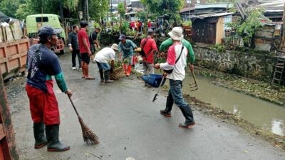 Pemkot Semarang lakukan pembersihan sampah dalam mengurangi resiko banjir. (dok Pemkot Semarang)