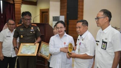 Penyerahan penghargaan kepada pemenang Lomba Jaksa Garda Desa/Kelurahan oleh Pemkot Semarang bersama Kejaksaan Agung Negeri Kota Semarang. (dok Pemkot Semarang)