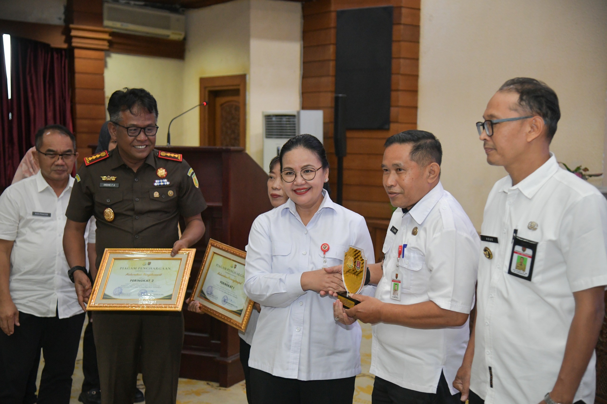 Penyerahan penghargaan kepada pemenang Lomba Jaksa Garda Desa/Kelurahan oleh Pemkot Semarang bersama Kejaksaan Agung Negeri Kota Semarang. (dok Pemkot Semarang)