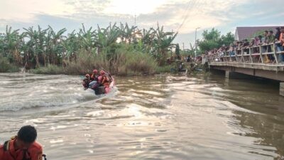Operasi pencarian korban hanyut di di Sungai Dukuh Ngambleg Grobogan. (dok Basarnas)