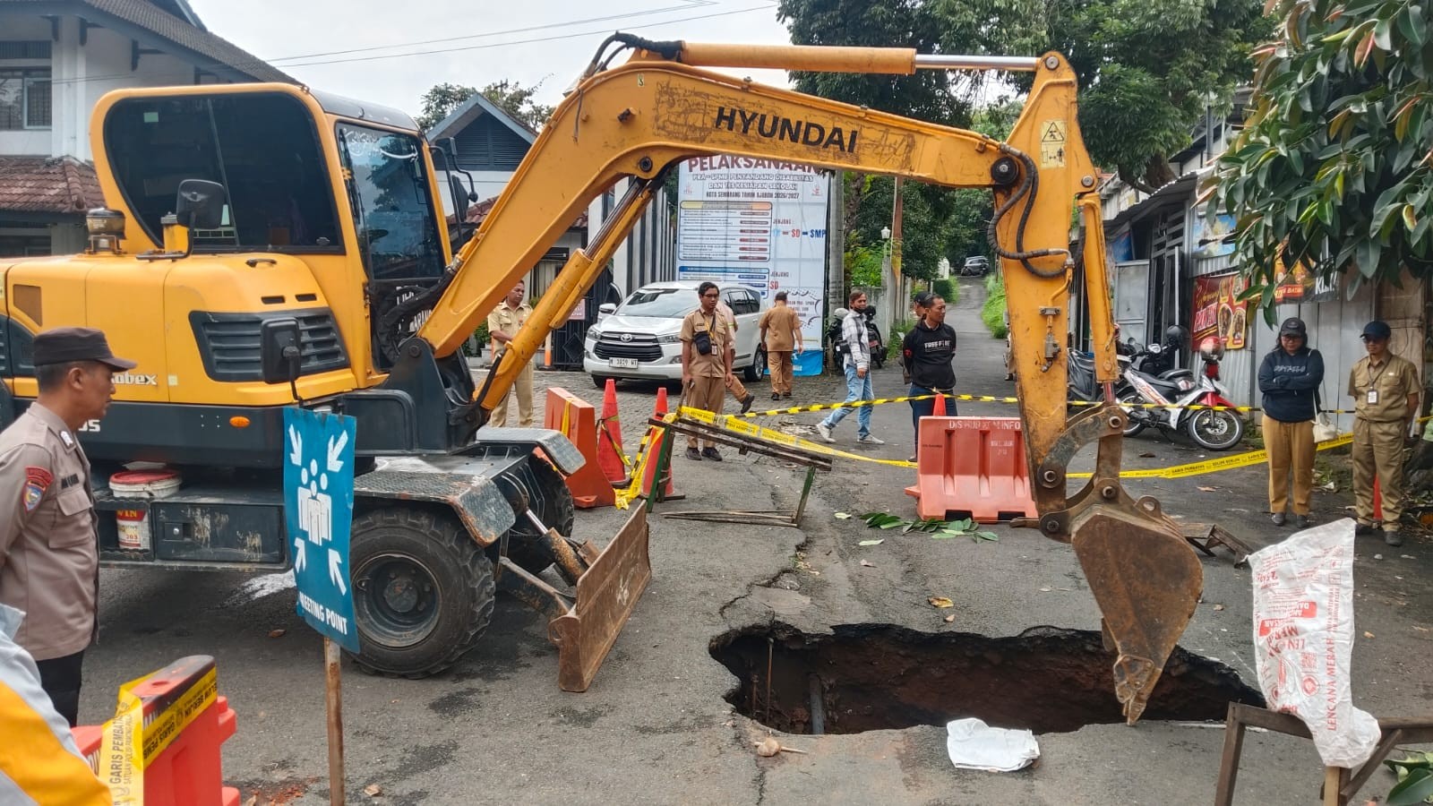 DPU Kota Semarang lakukan perbaikan jalan ambles di depan Kantor Disdik Kota Semarang. (dok Istimewa)