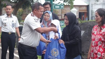 Lembaga Pemasyarakatan Kelas I Semarang salurkan bantuan sosial (bansos) kepada keluarga warga binaan. (dok Istimewa)