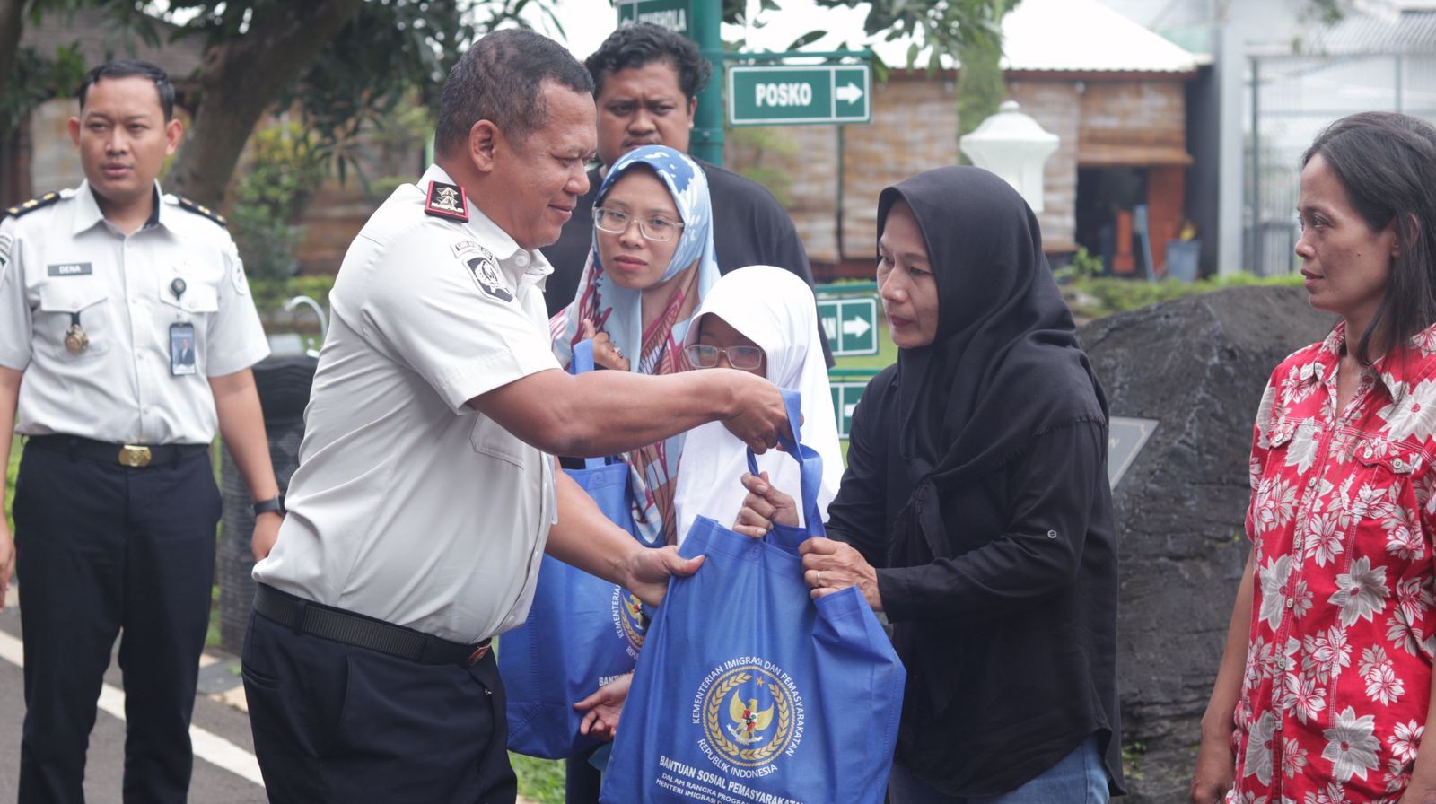 Lembaga Pemasyarakatan Kelas I Semarang salurkan bantuan sosial (bansos) kepada keluarga warga binaan. (dok Istimewa)