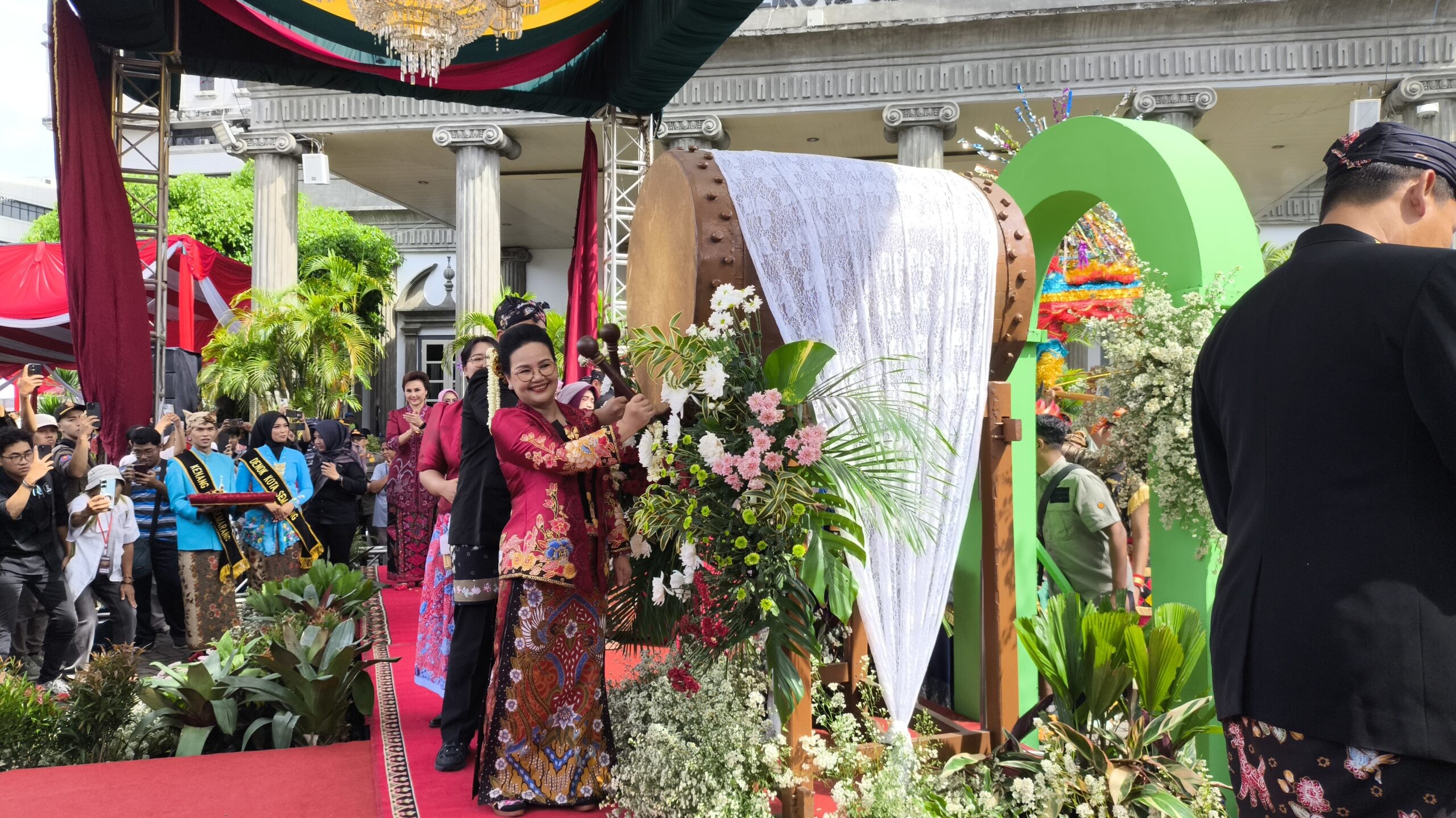 Wali Kota Semarang, Agustina Wilujeng Pramestuti pukul bedug sebagai tanda dimulainya Dugderan 2026. (dok Alan Henry)