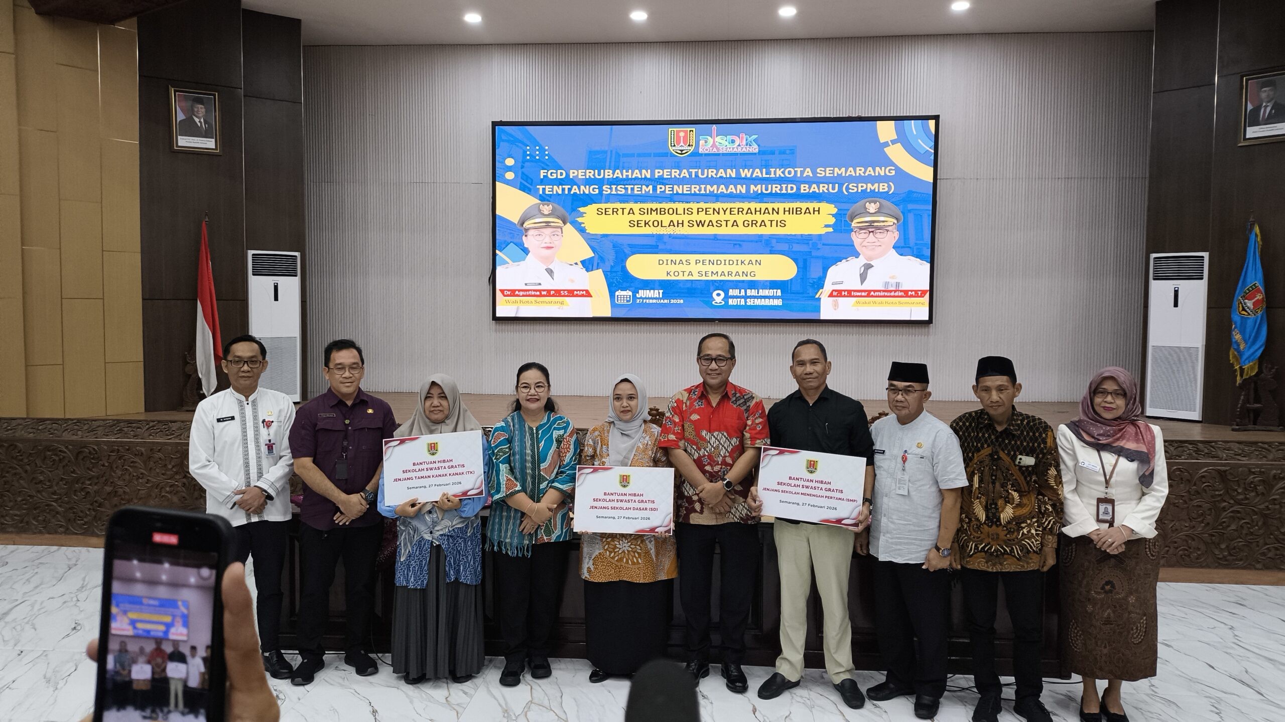 Penyerahan secara simbolis dana hibah sekolah swasta gratis. (dok Alan Henry)