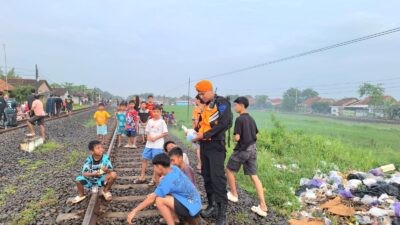 Petugas KAI ingatkan warga mengenai bahaya ngabuburit di Jalur KA. (dok KAI)