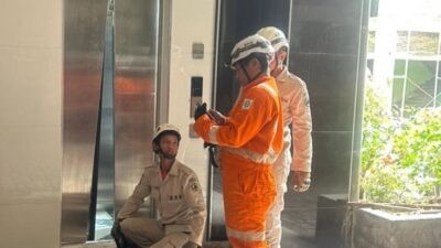 Tim BPBD Kabupaten Jombang saat melakukan upaya evakuasi korban yang terjebak lift macet. Foto: dokumentasi