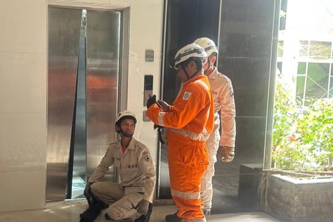 Tim BPBD Kabupaten Jombang saat melakukan upaya evakuasi korban yang terjebak lift macet. Foto: dokumentasi