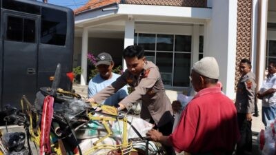 Anggota Polres Kendal saat menyalurkan zakat fitrah kepada warga. Foto: dokumentasi