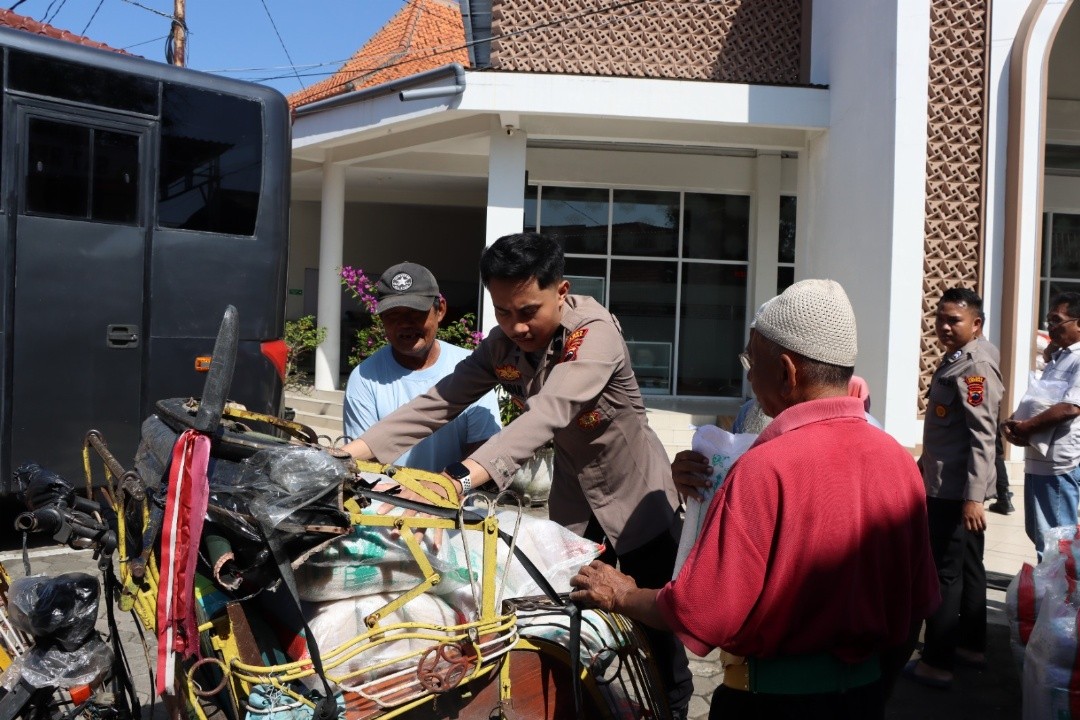 Anggota Polres Kendal saat menyalurkan zakat fitrah kepada warga. Foto: dokumentasi